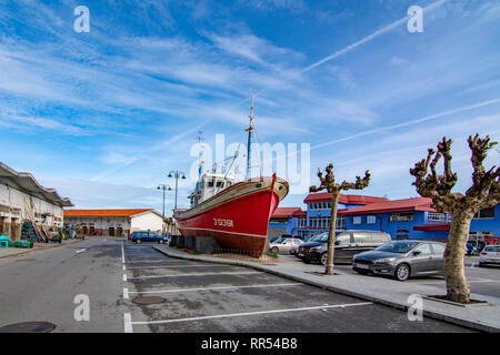 Lastres, Asturias, Espagne ; Janvier 2016 : vue sur les bateaux dans un port à Lastres Asturias, Espagne Banque D'Images