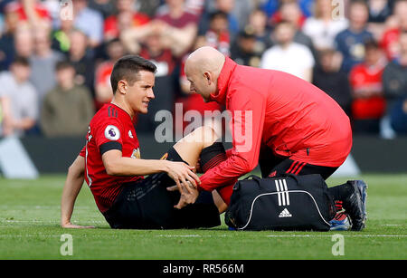 Manchester United, Ander Herrera (à gauche) reçoit des soins médicaux après avoir ramassé une blessure au cours de la Premier League match à Old Trafford, Manchester. Banque D'Images