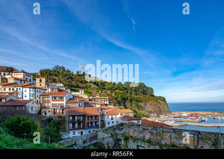 Lastres, Asturias, Espagne : Janvier 2016 : rues et bâtiments du village médiéval de Lastres dans la province des Asturies Banque D'Images