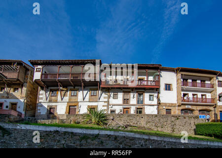 Lastres, Asturias, Espagne : Janvier 2016 : rues et bâtiments du village médiéval de Lastres dans la province des Asturies Banque D'Images