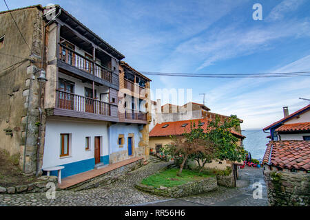Lastres, Asturias, Espagne : Janvier 2016 : rues et bâtiments du village médiéval de Lastres dans la province des Asturies Banque D'Images
