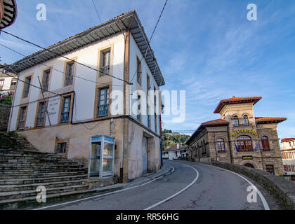 Lastres, Asturias, Espagne : Janvier 2016 : rues et bâtiments du village médiéval de Lastres dans la province des Asturies Banque D'Images