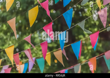 Voir de décoration traditionnelle de fêtes populaires des villages, avec des triangles colorés de papier accroché dans les threads, arbre floue comme arrière-plan, je Banque D'Images