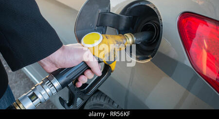 Gaz à effet de pompage. Close up of man de la pompe à carburant en voiture à la station d'essence. Banque D'Images