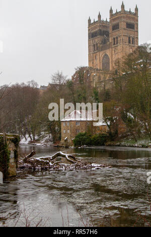 Rivière gelée Porter en face de la cathédrale de Durham Banque D'Images