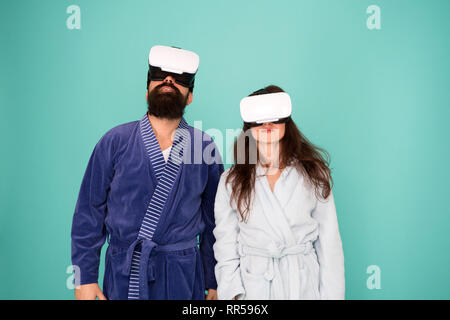 L'éveil de la réalité virtuelle. Dans deux verres vr usure des peignoirs. L'éveil conscient. Retour à la réalité. L'homme et la femme explorer vr. La technologie VR et de l'avenir. VR la communication. Des impressions. Banque D'Images