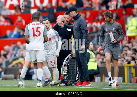 Le centre de Liverpool, Xherdan Shaqiri (troisième à gauche) s'allume comme un substitut de Jordan Henderson au cours de la Premier League match à Old Trafford, Manchester. Banque D'Images