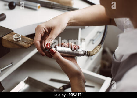 Outil de bijoutier. Mains de femme bijoutier préparer les outils pour travailler à son atelier de joaillerie. Processus de fabrication de bijoux. L'entreprise. Atelier de joaillerie. Banque D'Images