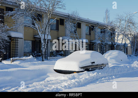 Voitures couvertes de neige garée près de la chambre Banque D'Images