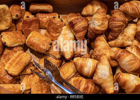 Les croissants sur une boîte en bois armure dans une boulangerie ou à l'hôtel Banque D'Images