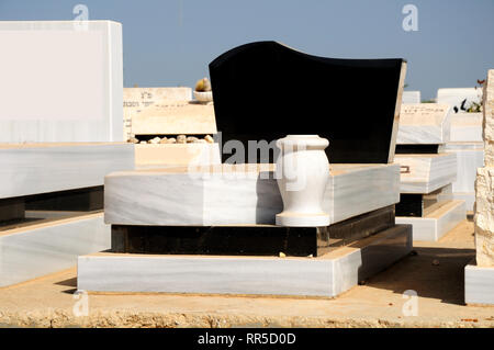 Pierre tombale de marbre au cimetière juif dans le centre d'Israël. Banque D'Images