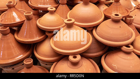 Tajine d'argile pots pour la vente dans le souk de Fès medina Banque D'Images