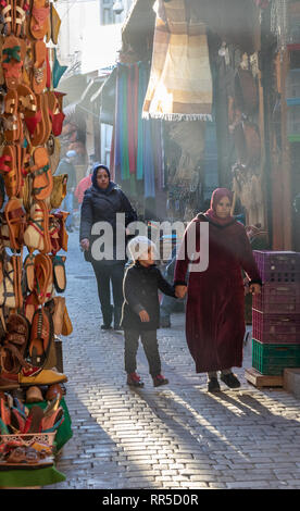 Mère et enfant dans la médina, le souk de Fes, Maroc Banque D'Images