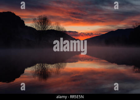 Lever de soleil magnifique sur la rivière, paysage Italie Banque D'Images