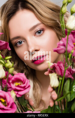 Close up of young woman looking printemps fleurs Eustoma Banque D'Images