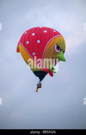 Décoré et élaboré un ballon à air chaud s'élever avec un fond de ciel bleu Banque D'Images