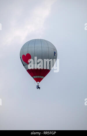 Décoré et élaboré un ballon à air chaud s'élever avec un fond de ciel bleu Banque D'Images