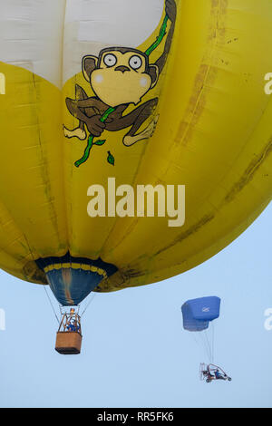 Décoré et élaboré un ballon à air chaud s'élever avec un fond de ciel bleu Banque D'Images