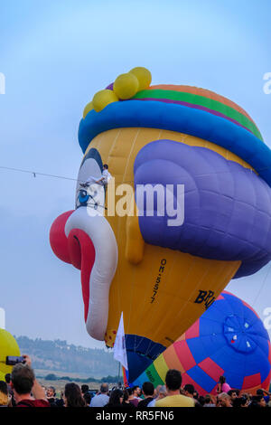 Décoré et élaboré un ballon à air chaud s'élever avec un fond de ciel bleu Banque D'Images