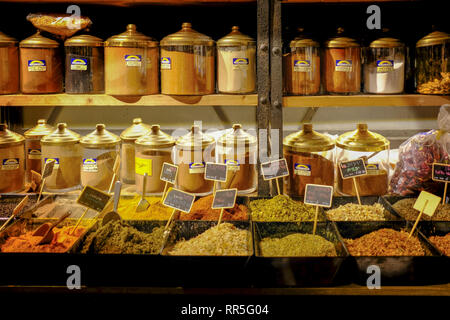 Israël, Tel Aviv, Lewinski, marché aux herbes et épices shop dans la rue étroite Banque D'Images