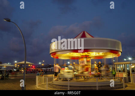 Un carrousel de nuit. Photographié à l'ancien port de Tel Aviv, Israël Banque D'Images