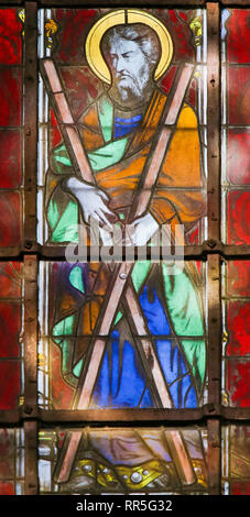 Vitraux dans l'église de Saint Severin, Quartier Latin, Paris, France, représentant Saint Andrew ou Andreas avec sa croix caractéristique. Banque D'Images