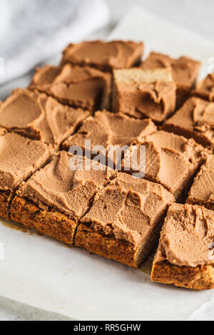 Vegan gâteau carré avec la crème de cacao. L'alimentation à base de plantes en bonne santé concept. Banque D'Images