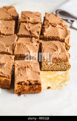 Vegan gâteau carré avec la crème de cacao. L'alimentation à base de plantes en bonne santé concept. Banque D'Images