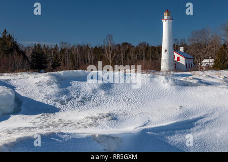 Newport, Michigan - La Sturgeon Point phare, construit en 1869. Il avertit les marins du Sturgeon Point de corail, qui s'étend jusqu'à un mille et demi dans Banque D'Images