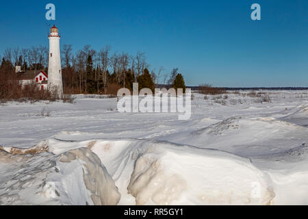 Newport, Michigan - La Sturgeon Point phare, construit en 1869. Il avertit les marins du Sturgeon Point de corail, qui s'étend jusqu'à un mille et demi dans Banque D'Images