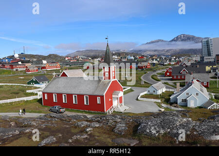 La cathédrale de Nuuk (Greenlandic: Annaassisitta Oqaluffia) ou l'église de notre Sauveur et les maisons colorées de Nuuk, la capitale du Groenland, contre le dos Banque D'Images