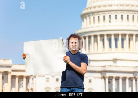 Manifestant holding blank sign with copy space Banque D'Images