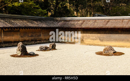 La lumière du soleil sur les rochers de Ryōan-ji Banque D'Images