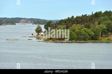 Archipel de Stockholm en mer Baltique. Paysage d'été avec la maison blanche sur la rive Banque D'Images