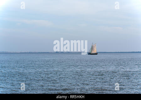 Vue sur le Tage à Lisbonne, Portugal, avec un bateau traditionnel de passage. Banque D'Images