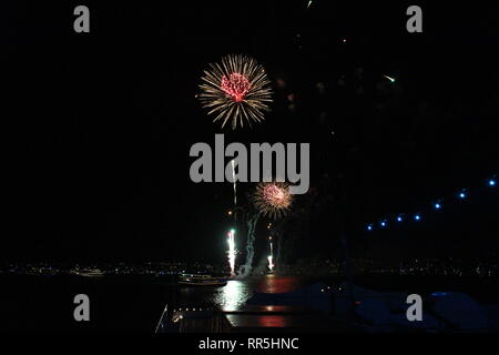 New Year's Eve Fireworks dans le port de Sydney, avec des bateaux dans l'eau. Prises d'un bateau. Banque D'Images