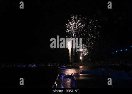 New Year's Eve Fireworks dans le port de Sydney, avec des bateaux dans l'eau. Prises d'un bateau. Banque D'Images