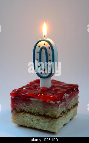 Gâteau d'anniversaire avec zéro combustion shaped candle sur fond neutre Banque D'Images