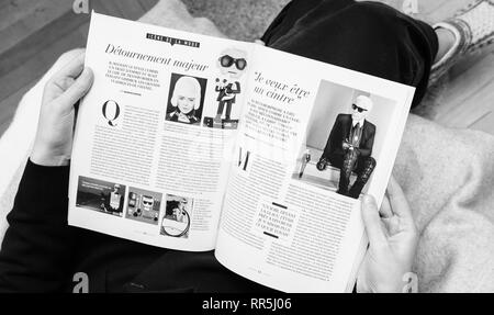 Paris, France - Dec 23, 2019 : Le magazine français portant sur Karl Lagerfeld, créateur de mode emblématique de la mort est mort de 85 ans - noir et blanc Banque D'Images