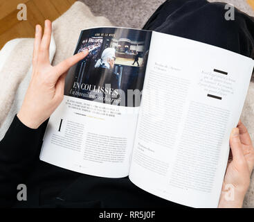 Paris, France - Dec 23, 2019 : Le magazine français portant sur Karl Lagerfeld, créateur de mode emblématique de la mort est mort 85 ans - article sur backstage travaille Banque D'Images