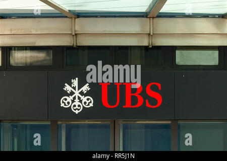 UBS (Union de Banques Suisse) panneau au-dessus de l'entrée dans une agence en centre-ville de Genève, Suisse Banque D'Images