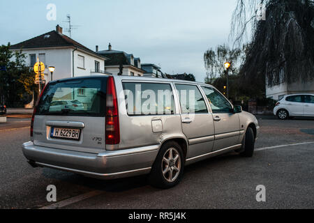 Strasbourg, France - Apr 8, 2018 : vue arrière de Volvo V70 V2 estate wagon voiture garée sur une rue française à Strasbourg, au crépuscule Banque D'Images