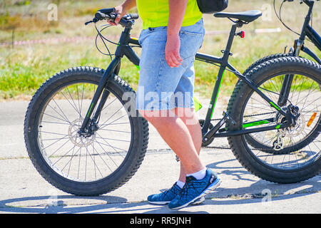 Guy va avec le vélo sur la route Banque D'Images