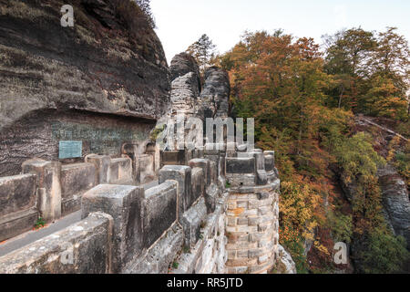 Bastei pont dans le parc national de la Suisse saxonne. Montagnes de grès de l'Elbe. Vue panoramique latérale sur la maçonnerie historique de forteresse avec rock Banque D'Images