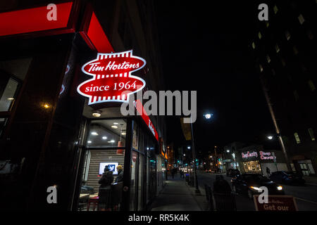 OTTAWA, CANADA - LE 11 NOVEMBRE 2018 Tim Hortons : logo en face de l'un de leurs restaurants à Ottawa, Ontario. Tim Hortons est un café et Service Canada. Banque D'Images