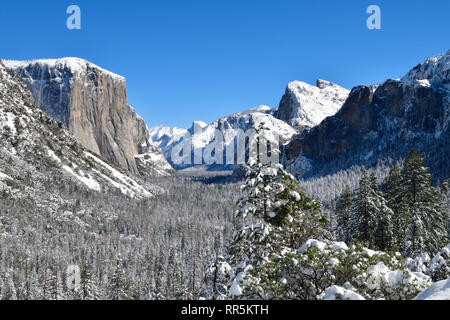 La vallée de Yosemite en hiver à partir de la vue de tunnel Banque D'Images