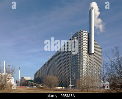 La piste de ski d'Amager, la piste de ski de CopenHill, Amager Bakke, sur la station de traitement des déchets à l'énergie Amager Ressource Center, Copenhague. Architecte Bjarke Ingels Big Banque D'Images