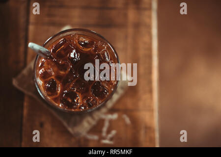 | Café brun café Lait verre sur la table en bois brun Contexte | style café vietnamien Banque D'Images