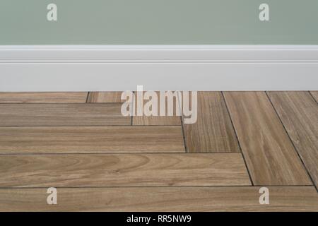 Concept de l'intérieur. Mur Blanc mat Lumière, plinthes et tuiles immitating plancher de bois. La texture du bois de chêne de marbre avec des tuiles immitating scieries f Banque D'Images