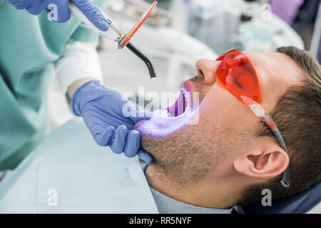 Portrait de la procédure de blanchiment dentiste au patient dans les verres Banque D'Images